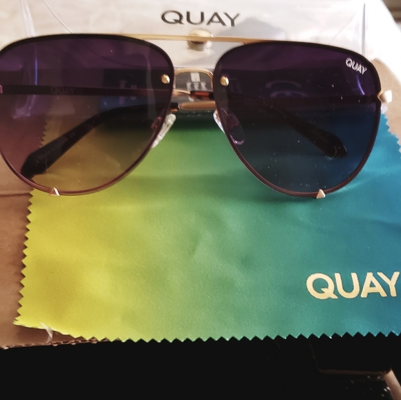 QUAY AUSTRALIA GLD RIMLESS NAVY PNK FD main image 4